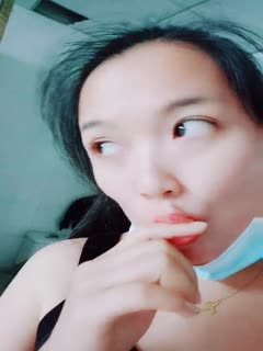 看了秒硬的戶外主播，逼裏塞著跳蛋跑到學校操場發騷，跑進男廁露臉全裸大黑牛自慰騷逼，站著尿尿揉奶玩逼